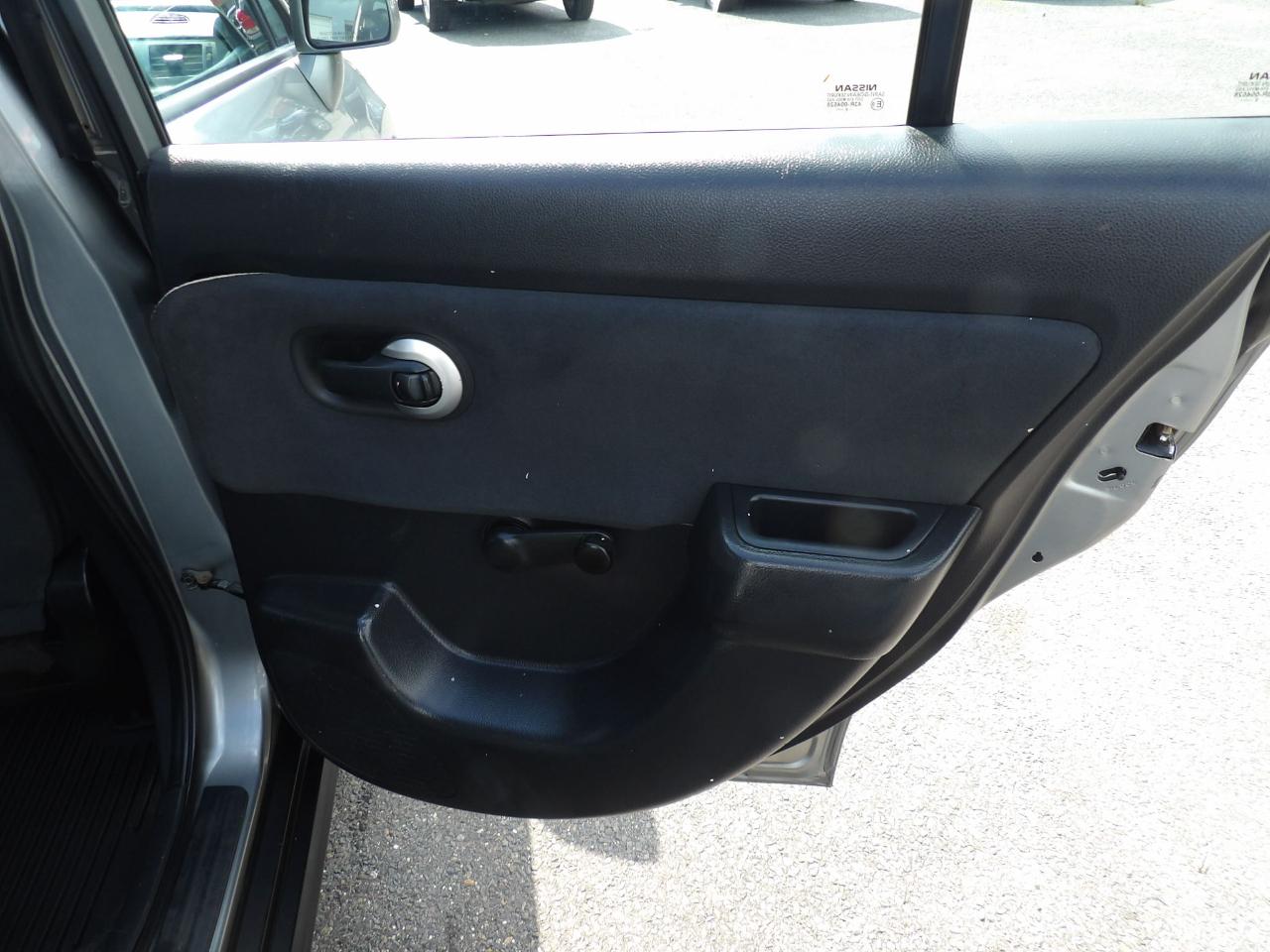 Nissan Versa 5dr HB I4 Auto 1.8 S 2009