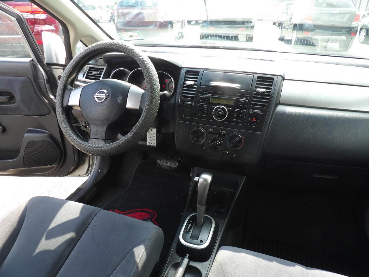 Nissan Versa 5dr HB I4 Auto 1.8 S 2009