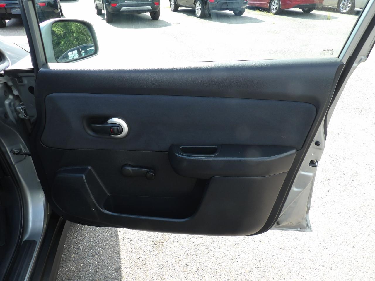 Nissan Versa 5dr HB I4 Auto 1.8 S 2009