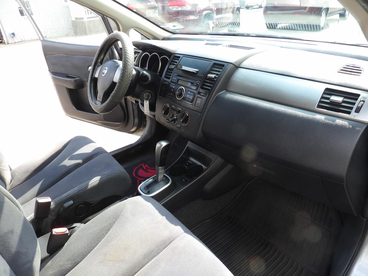 Nissan Versa 5dr HB I4 Auto 1.8 S 2009