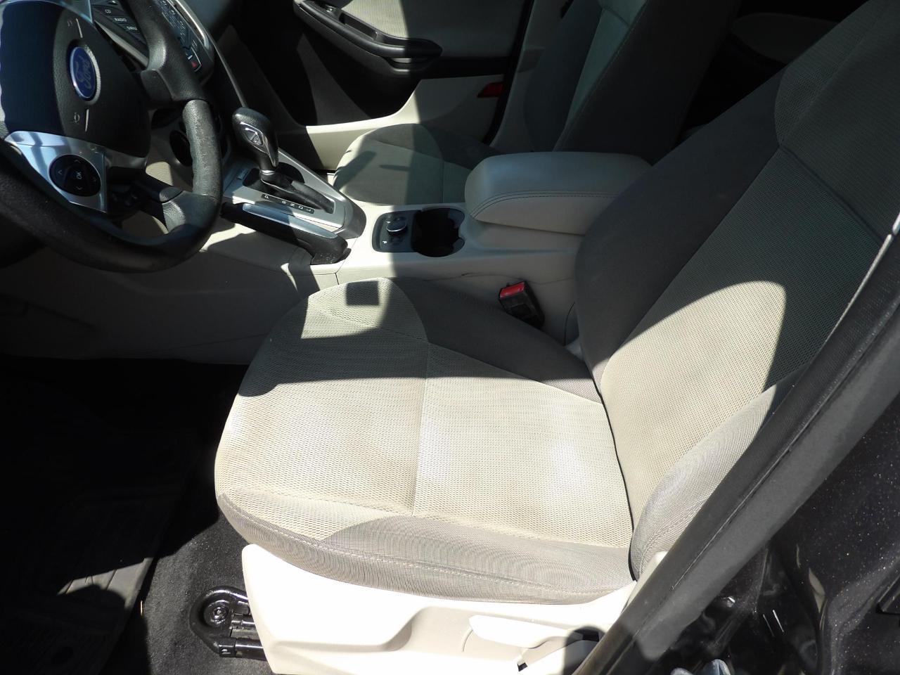 Ford Focus 4dr Sdn SE 2013
