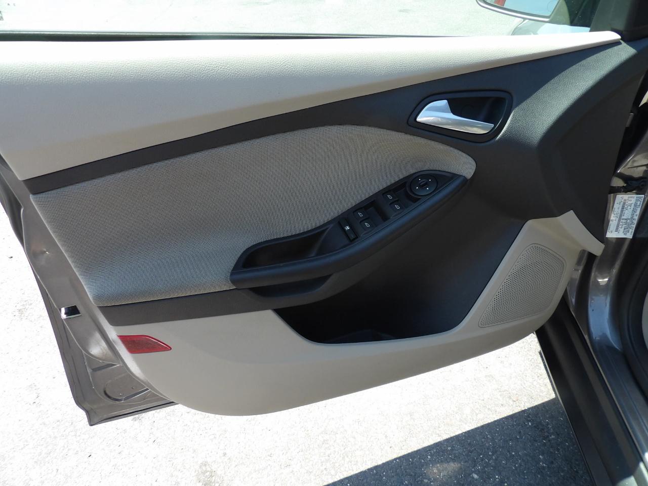 Ford Focus 4dr Sdn SE 2013
