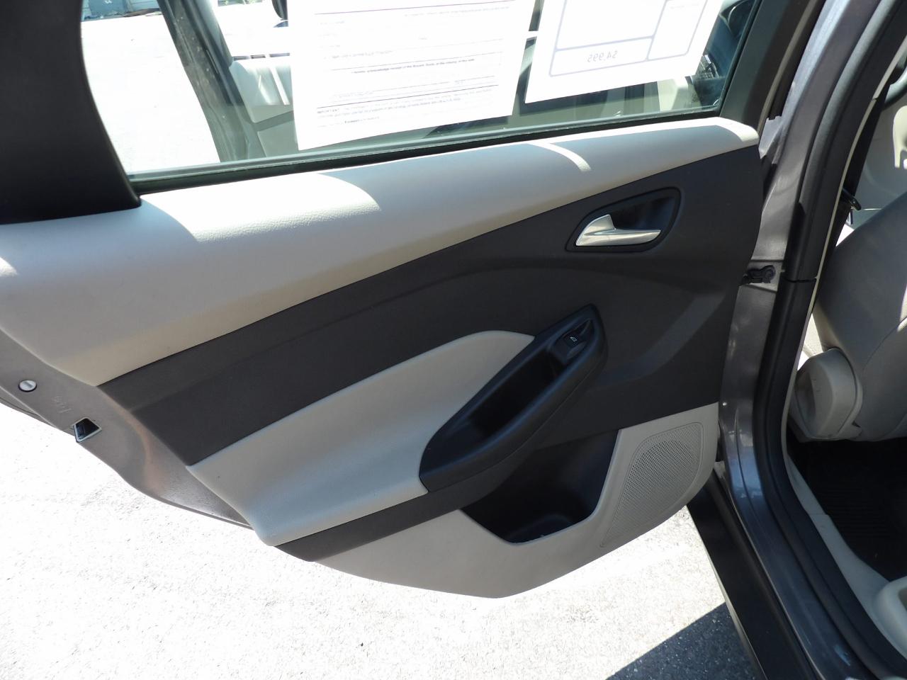 Ford Focus 4dr Sdn SE 2013