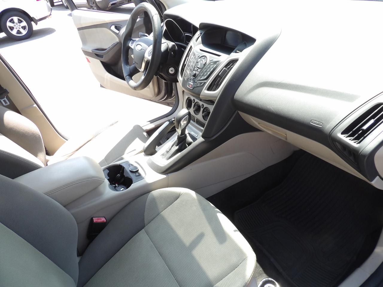 Ford Focus 4dr Sdn SE 2013