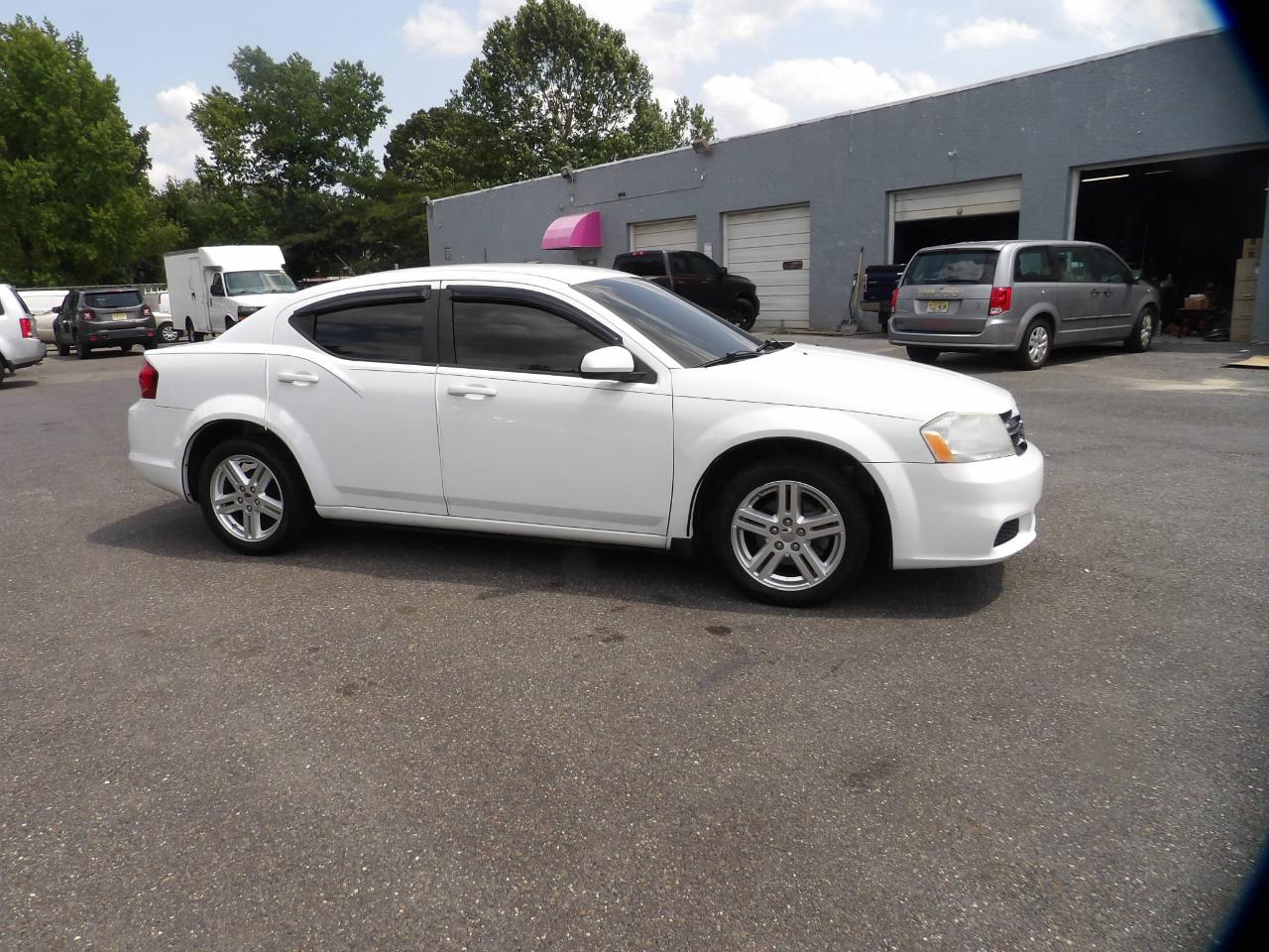 Dodge Avenger 4dr Sdn Mainstreet 2011