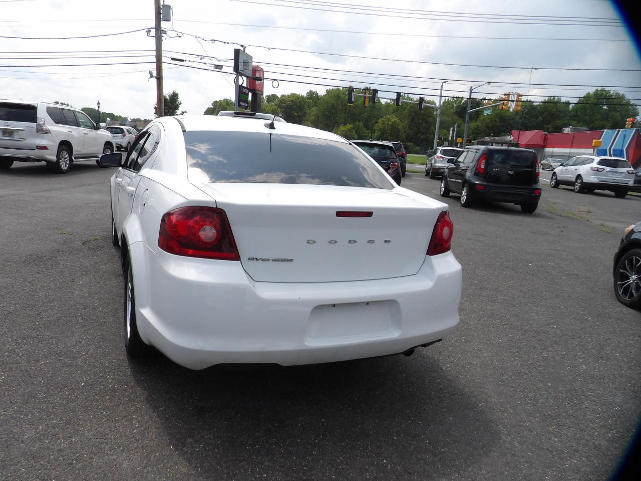 Dodge Avenger 4dr Sdn Mainstreet 2011