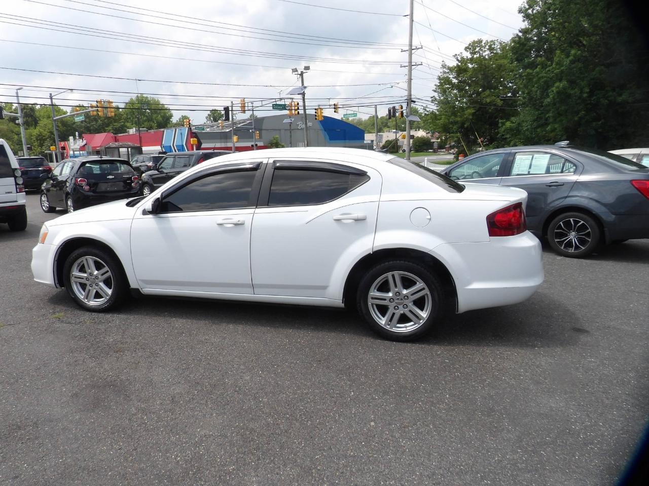 Dodge Avenger 4dr Sdn Mainstreet 2011
