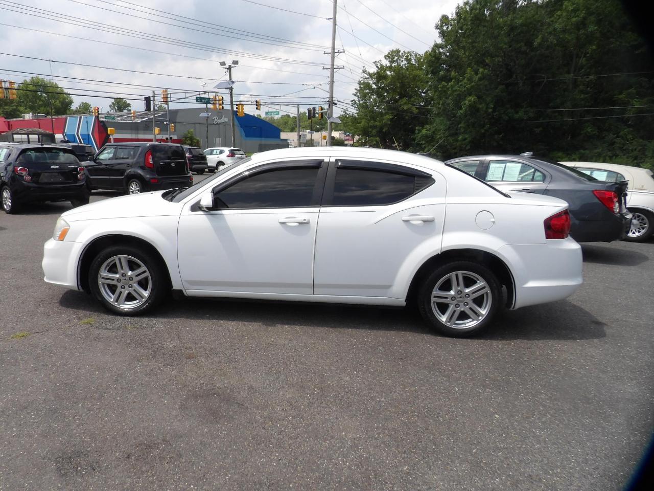 Dodge Avenger 4dr Sdn Mainstreet 2011