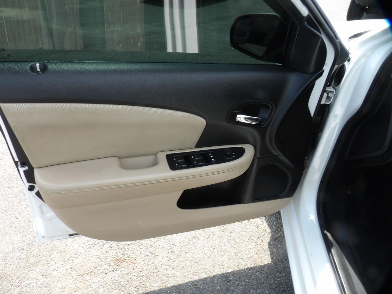 Dodge Avenger 4dr Sdn Mainstreet 2011