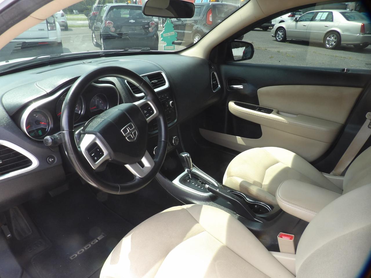 Dodge Avenger 4dr Sdn Mainstreet 2011