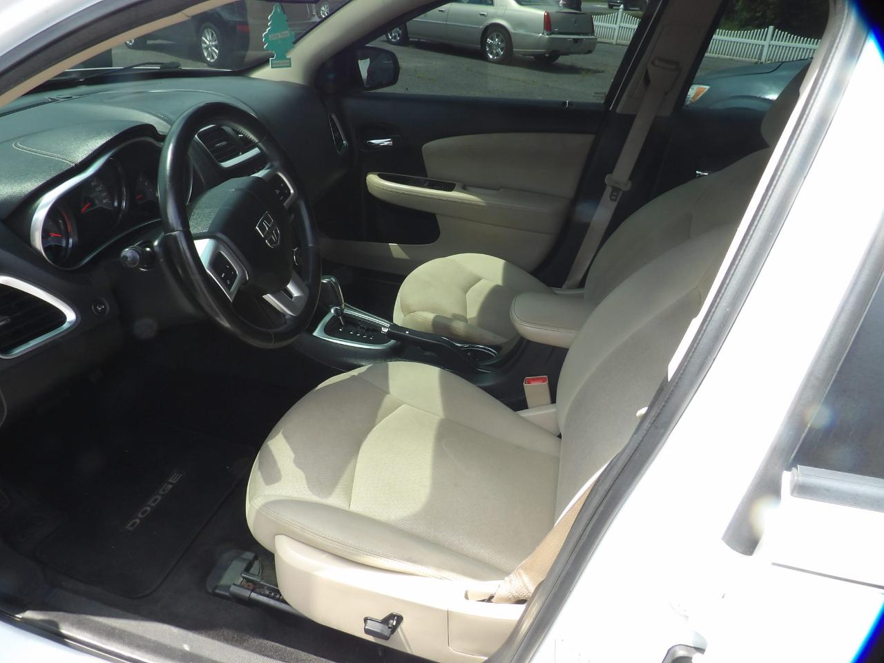 Dodge Avenger 4dr Sdn Mainstreet 2011