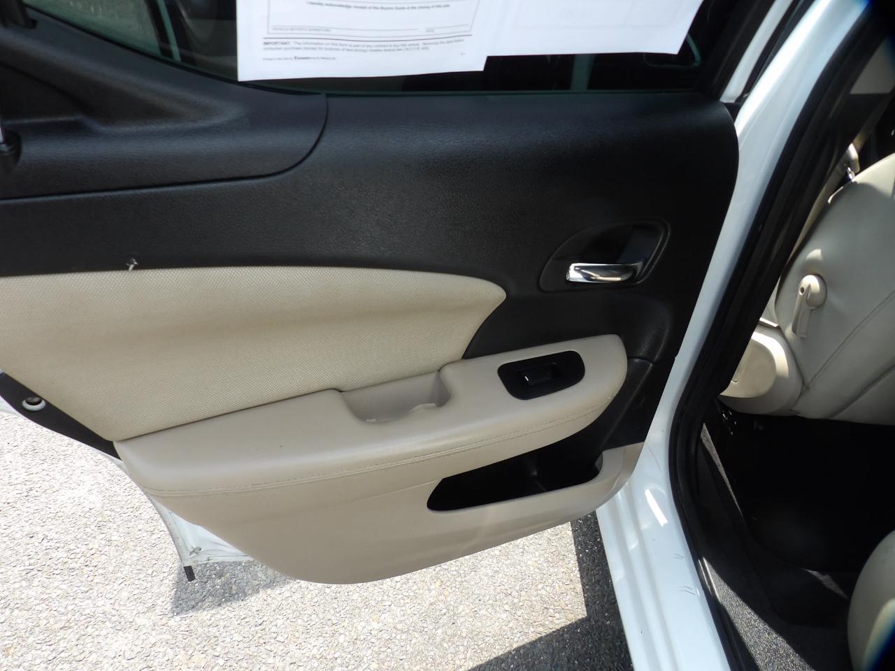 Dodge Avenger 4dr Sdn Mainstreet 2011