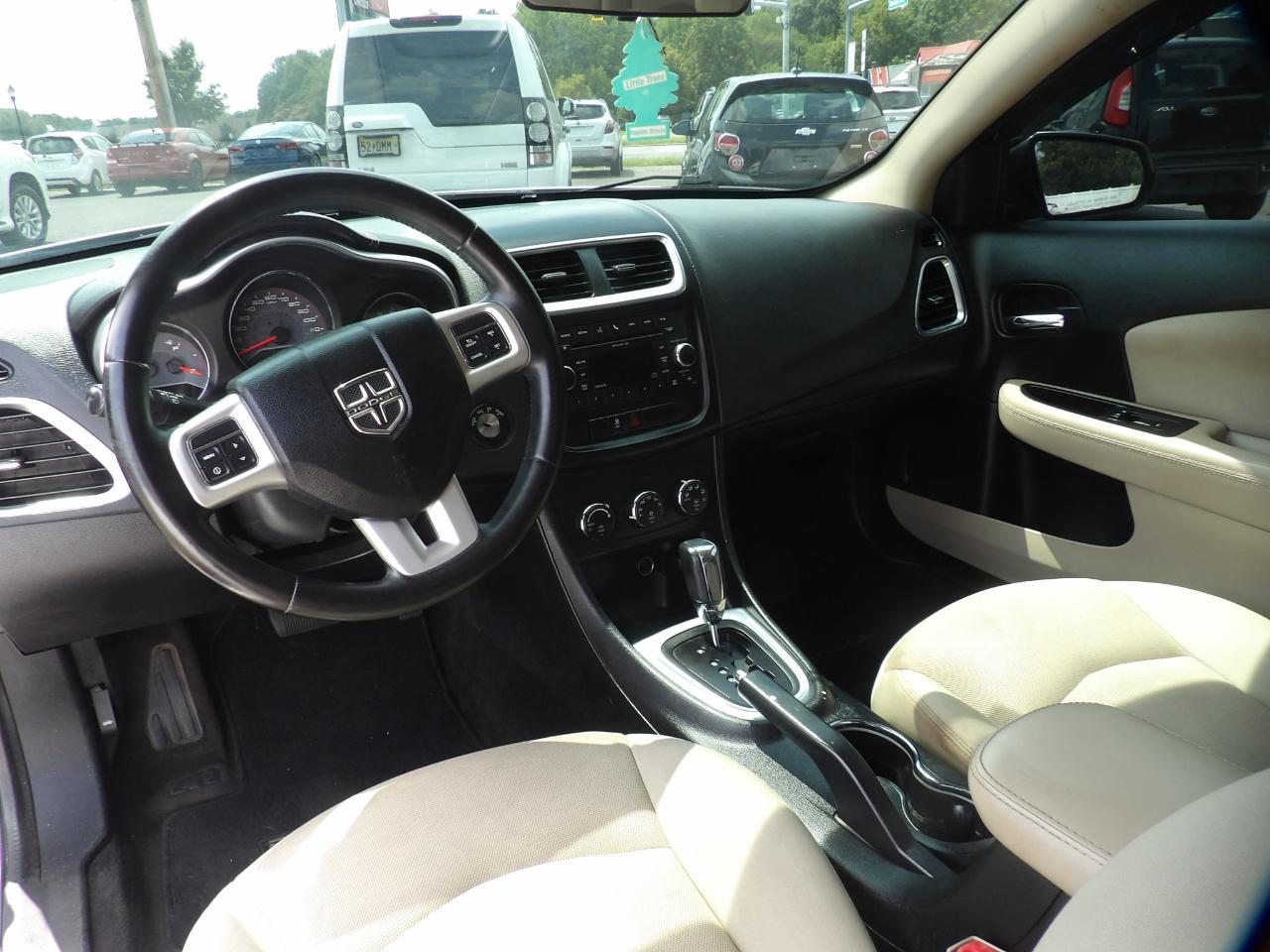 Dodge Avenger 4dr Sdn Mainstreet 2011
