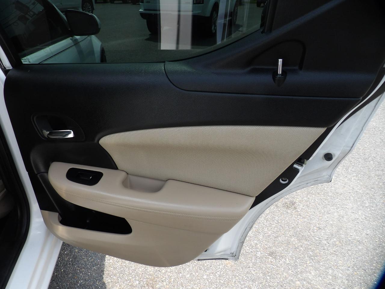 Dodge Avenger 4dr Sdn Mainstreet 2011