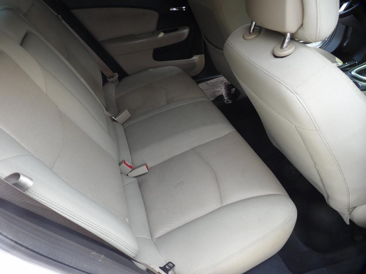 Dodge Avenger 4dr Sdn Mainstreet 2011