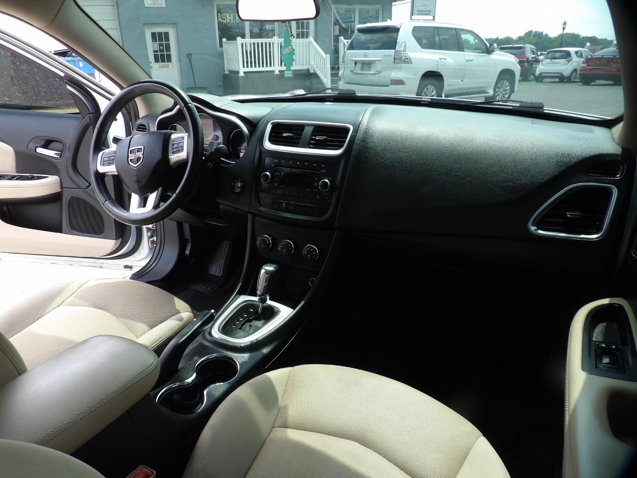 Dodge Avenger 4dr Sdn Mainstreet 2011