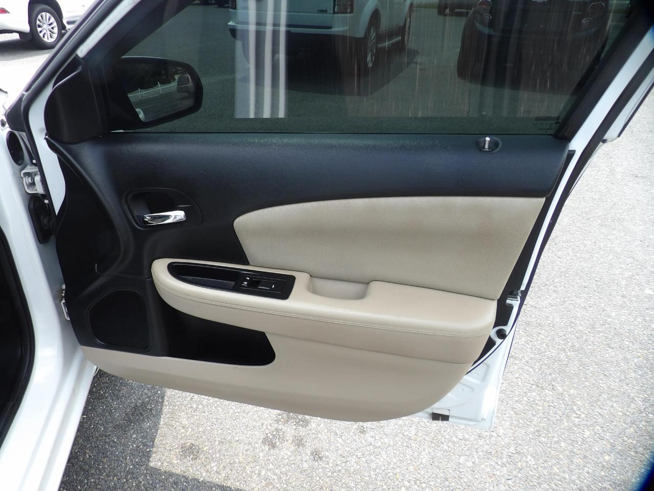 Dodge Avenger 4dr Sdn Mainstreet 2011