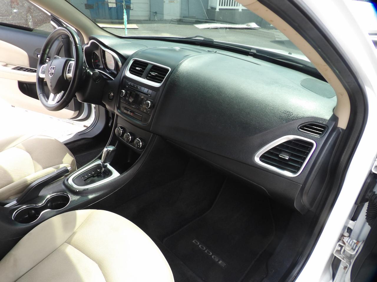 Dodge Avenger 4dr Sdn Mainstreet 2011