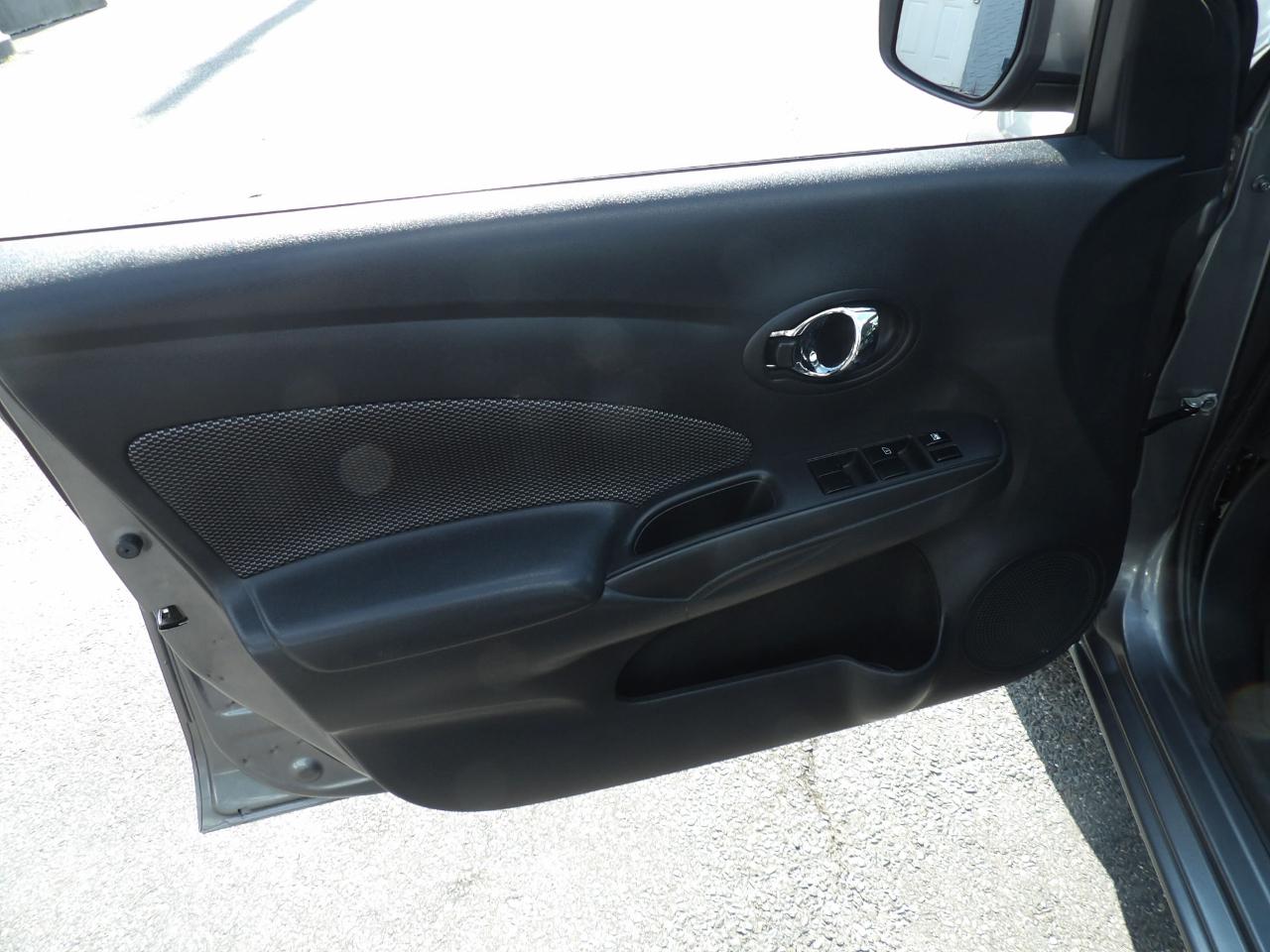 Nissan Versa Sedan SV CVT 2019