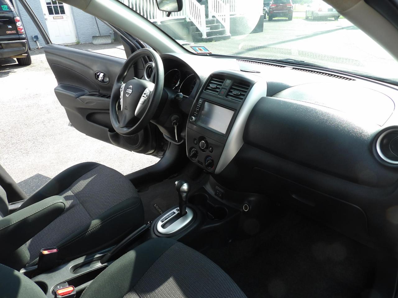 Nissan Versa Sedan SV CVT 2019