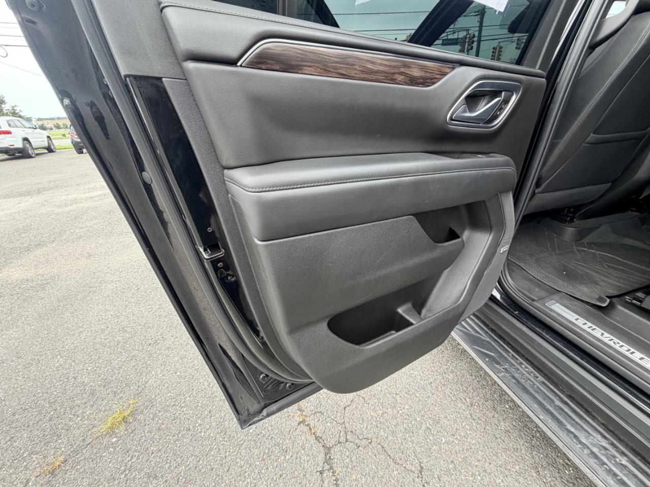Chevrolet Suburban 4WD 4dr LT 2022