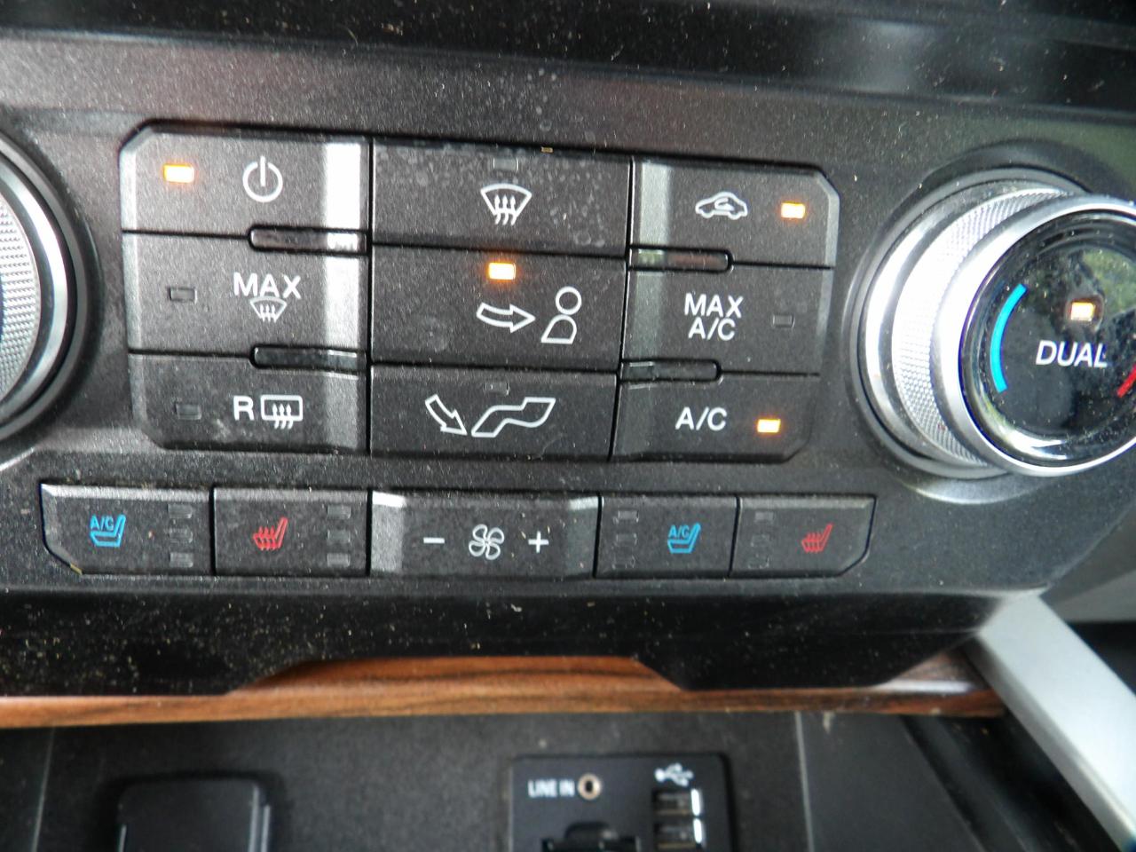 Ford F-150 4WD SuperCrew 139" Lariat 2015