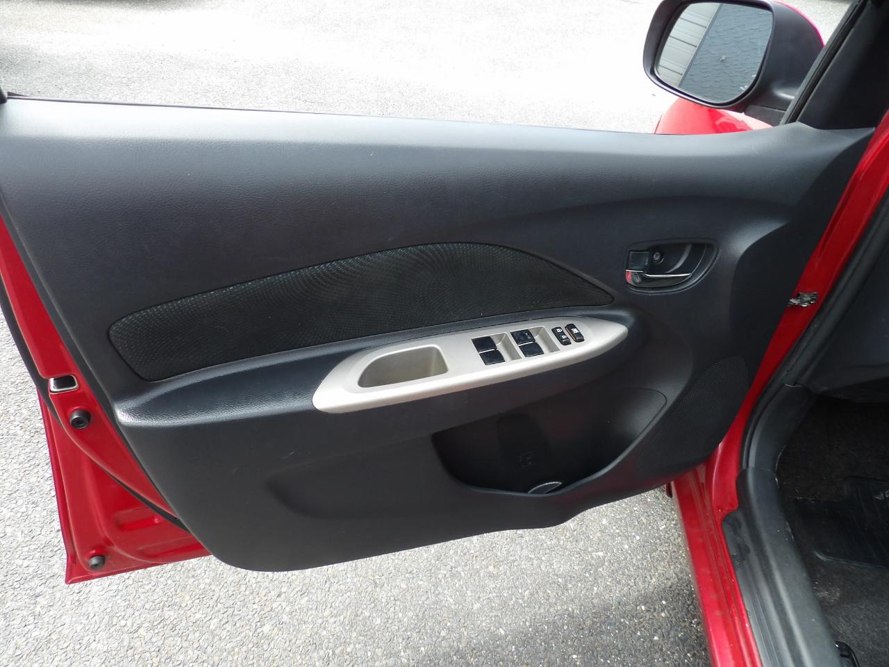 Toyota Yaris 4dr Sdn Man (Natl) 2010
