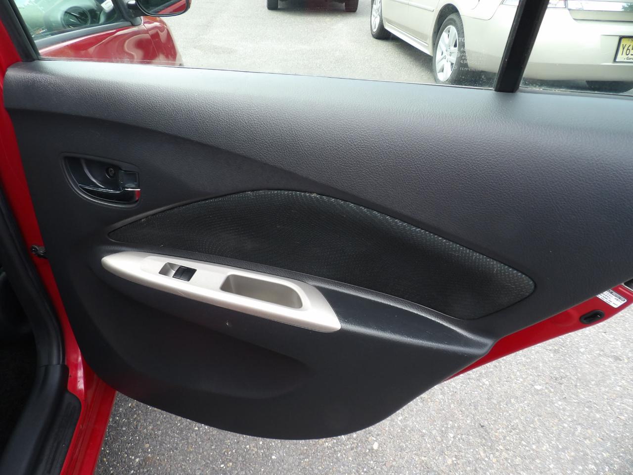 Toyota Yaris 4dr Sdn Man (Natl) 2010
