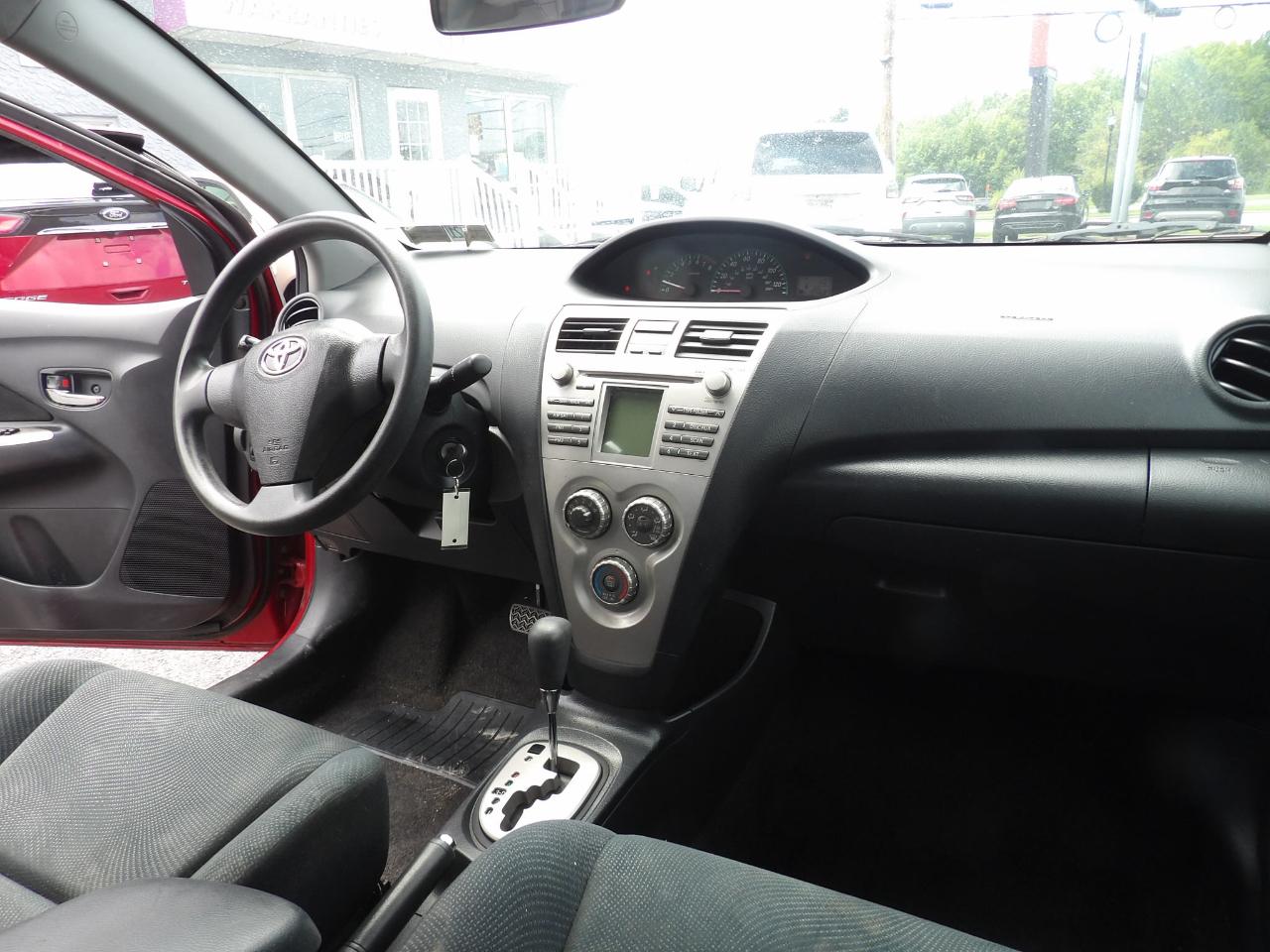 Toyota Yaris 4dr Sdn Man (Natl) 2010