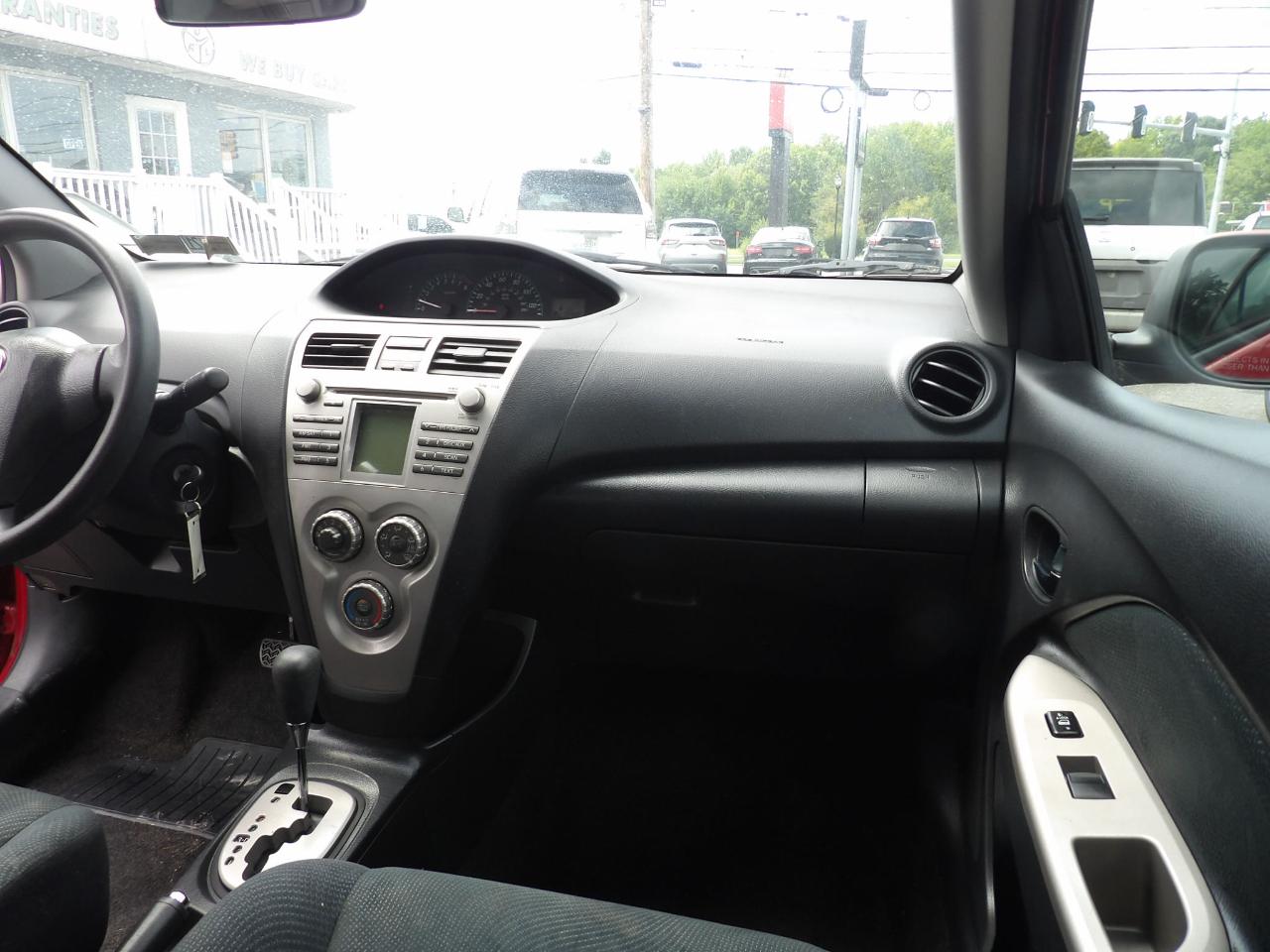 Toyota Yaris 4dr Sdn Man (Natl) 2010