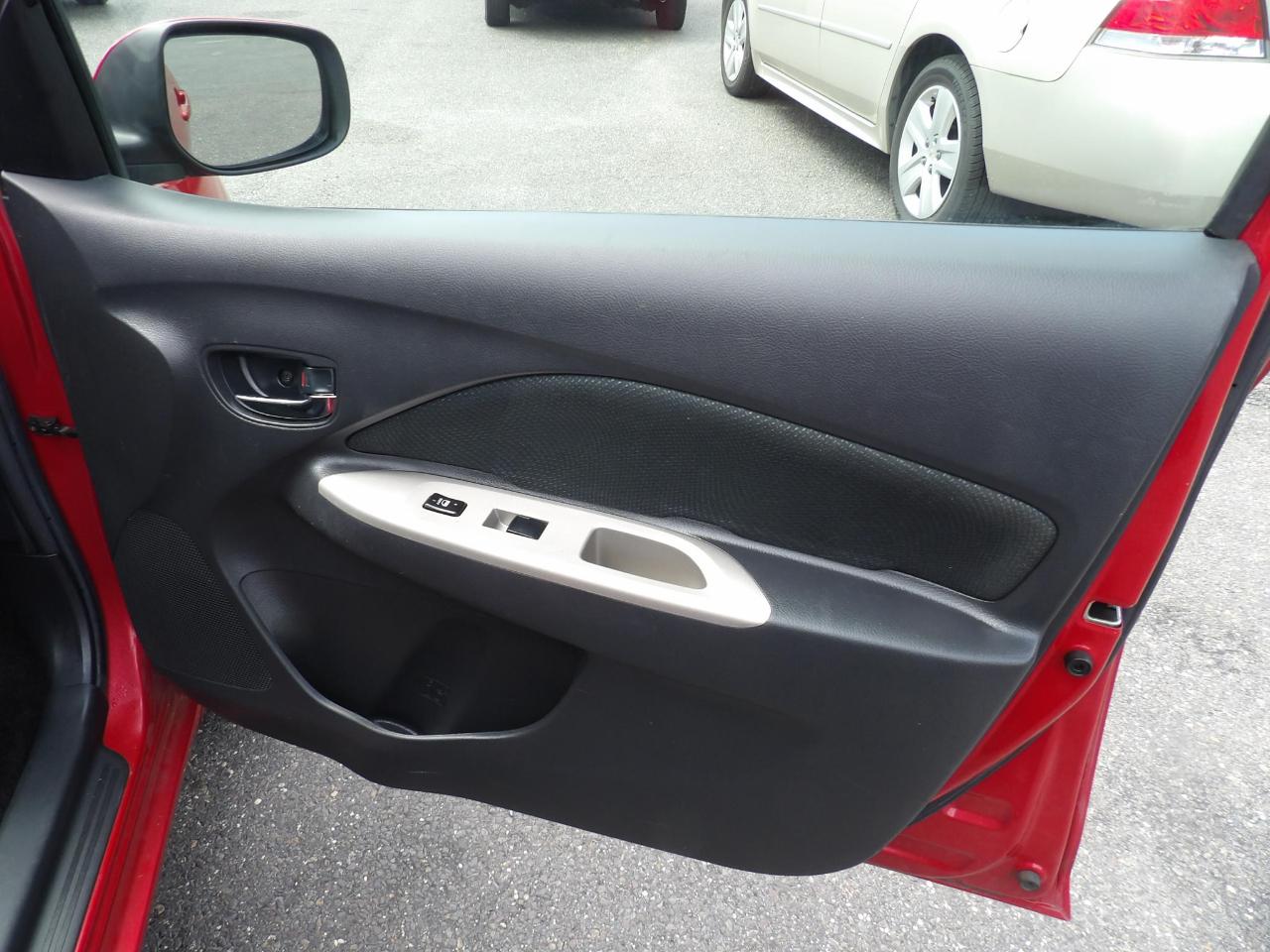 Toyota Yaris 4dr Sdn Man (Natl) 2010