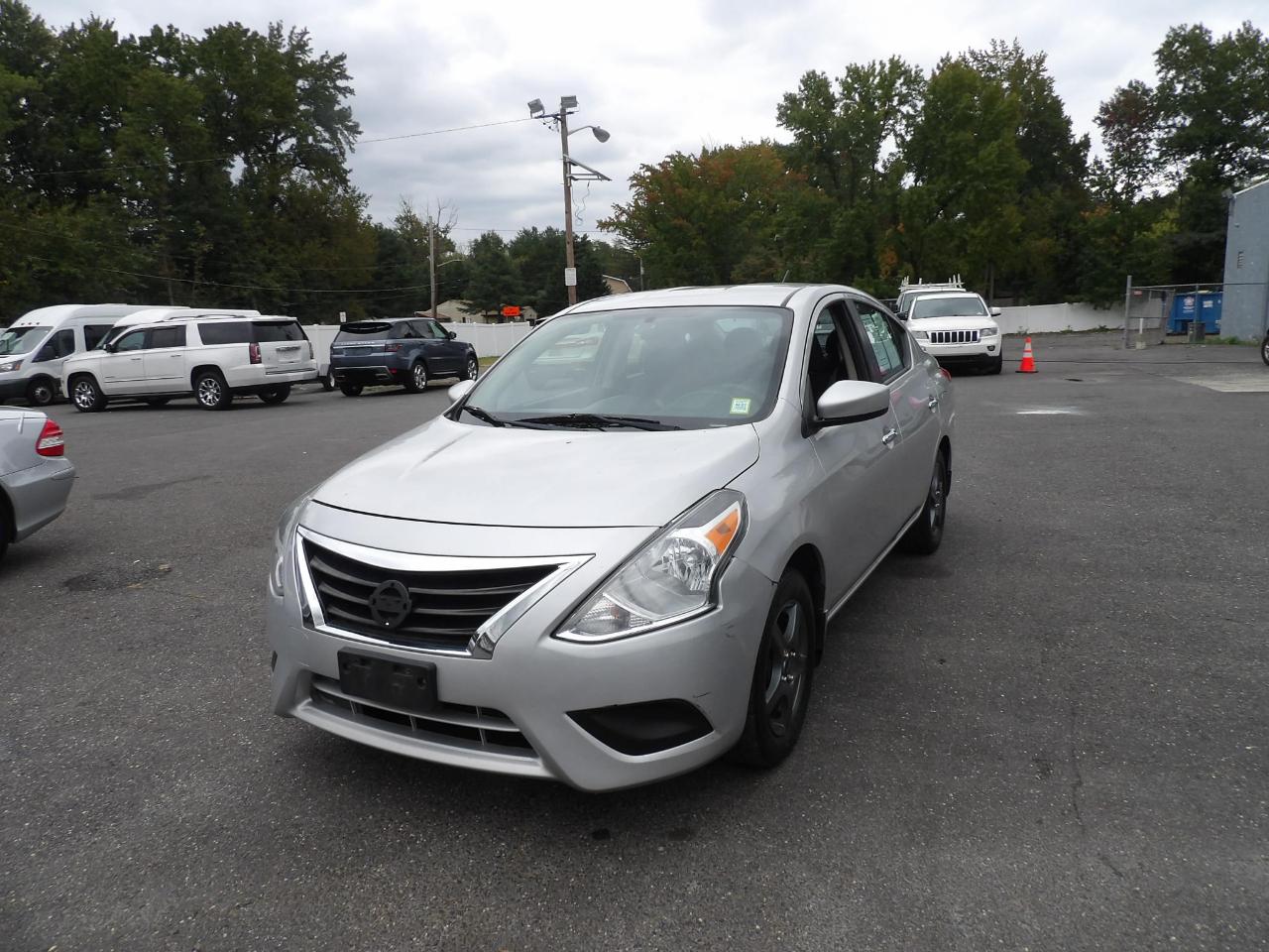 Nissan Versa 4dr Sdn CVT 1.6 SV 2015