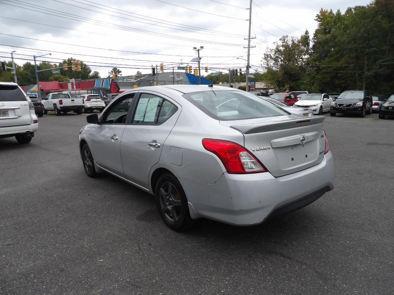 Nissan Versa 4dr Sdn CVT 1.6 SV 2015