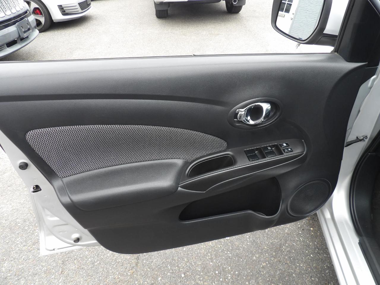 Nissan Versa 4dr Sdn CVT 1.6 SV 2015