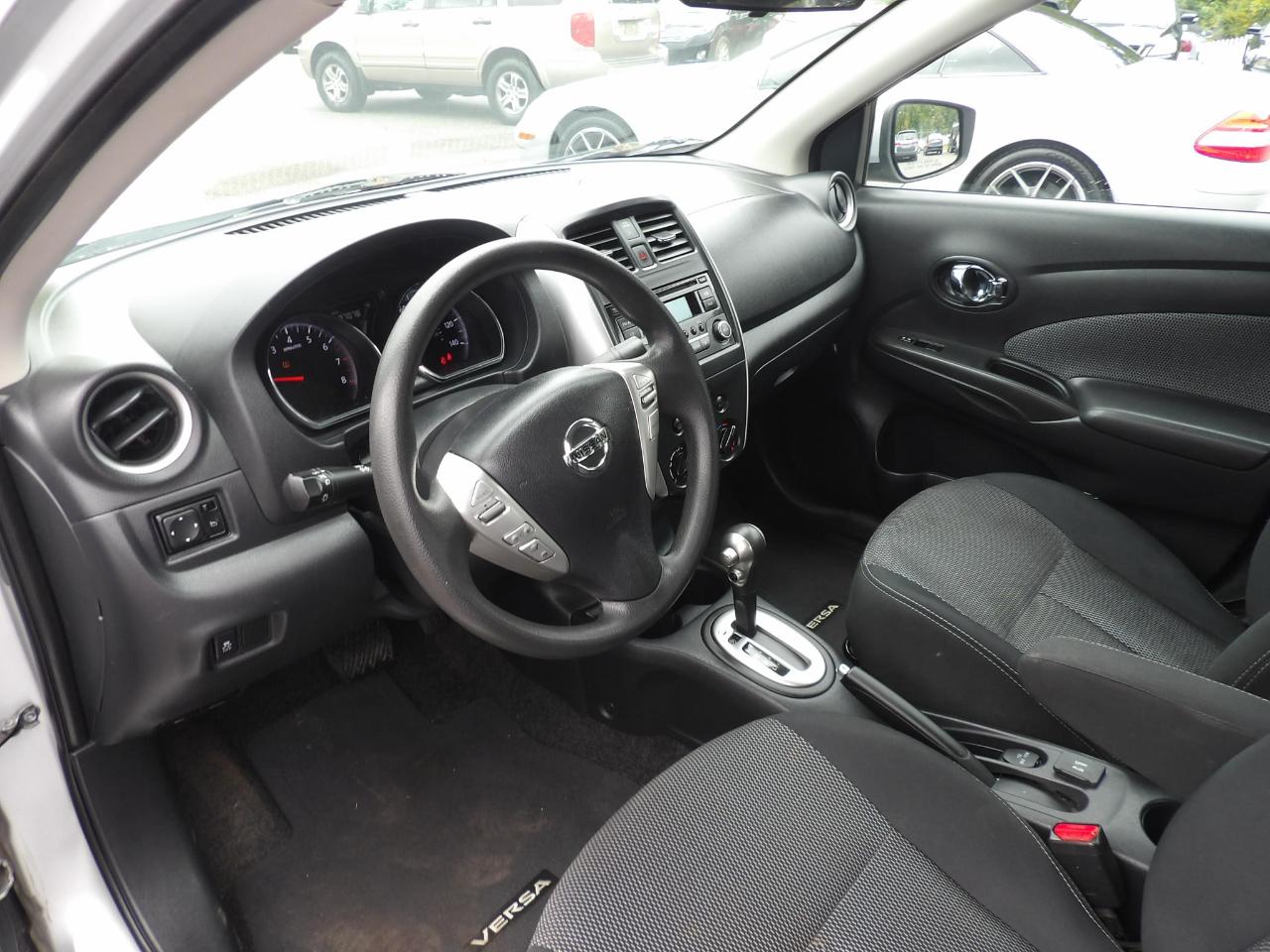 Nissan Versa 4dr Sdn CVT 1.6 SV 2015