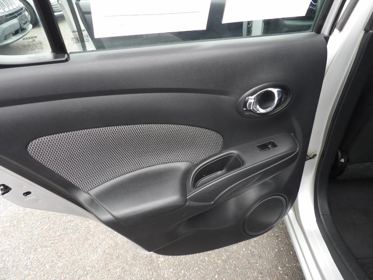 Nissan Versa 4dr Sdn CVT 1.6 SV 2015