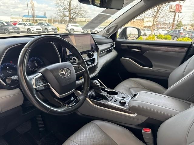 Toyota Highlander Platinum AWD (Natl) 2023