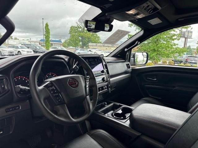 Nissan Titan 4x4 Crew Cab PRO-4X 2024