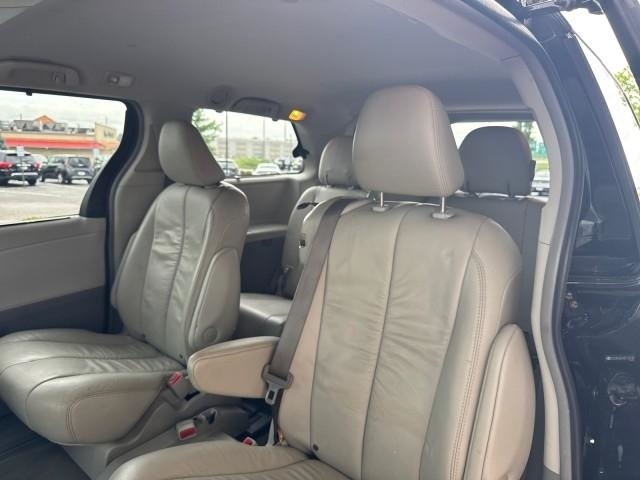 Toyota Sienna 5dr 7-Pass Van V6 XLE AAS FWD (Natl) 2011