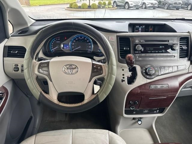 Toyota Sienna 5dr 7-Pass Van V6 XLE AAS FWD (Natl) 2011