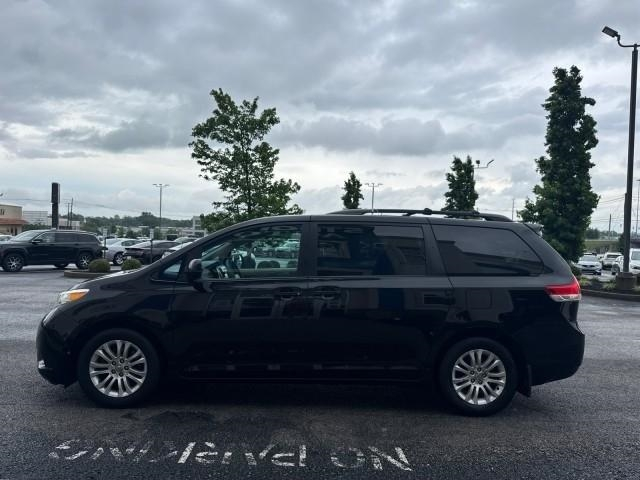 Toyota Sienna 5dr 7-Pass Van V6 XLE AAS FWD (Natl) 2011