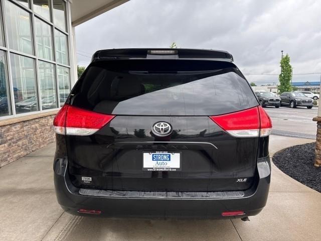 Toyota Sienna 5dr 7-Pass Van V6 XLE AAS FWD (Natl) 2011
