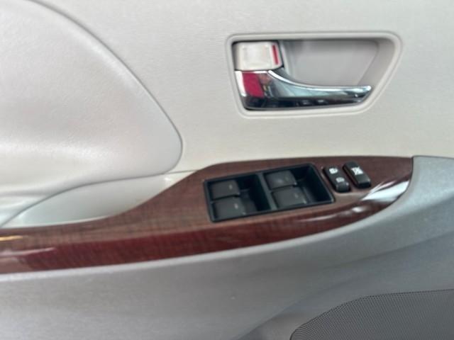 Toyota Sienna 5dr 7-Pass Van V6 XLE AAS FWD (Natl) 2011
