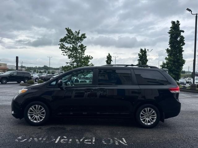 Toyota Sienna 5dr 7-Pass Van V6 XLE AAS FWD (Natl) 2011