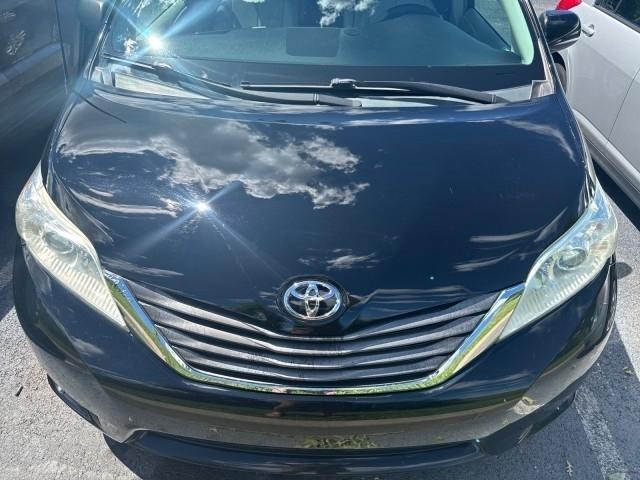 Toyota Sienna 5dr 7-Pass Van V6 XLE AAS FWD (Natl) 2011