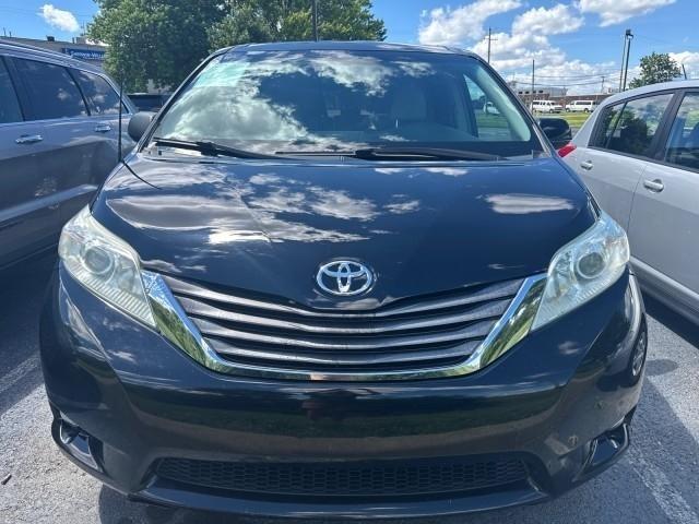 Toyota Sienna 5dr 7-Pass Van V6 XLE AAS FWD (Natl) 2011