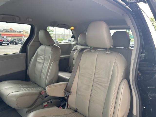Toyota Sienna 5dr 7-Pass Van V6 XLE AAS FWD (Natl) 2011