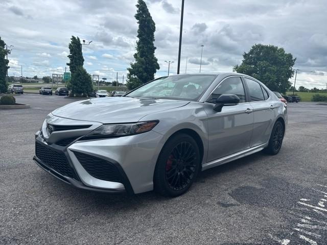 Toyota Camry Hybrid SE Nightshade CVT (Natl) 2023