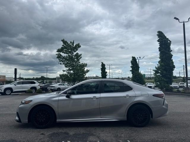 Toyota Camry Hybrid SE Nightshade CVT (Natl) 2023