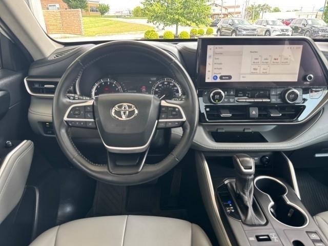 Toyota Highlander Platinum AWD (Natl) 2023